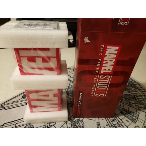 Hot Toys Marvel Studios The First Ten Years Light Box Japan Hot Toys Marvel